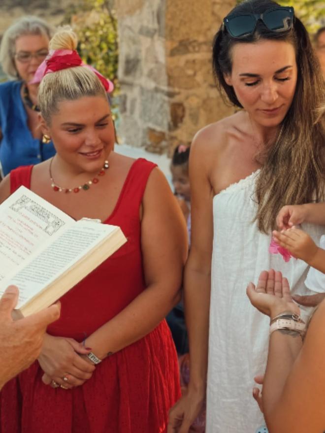 Δανάη Μπάρκα: Έγινε νονά σε βάφτιση στη Σέριφο
