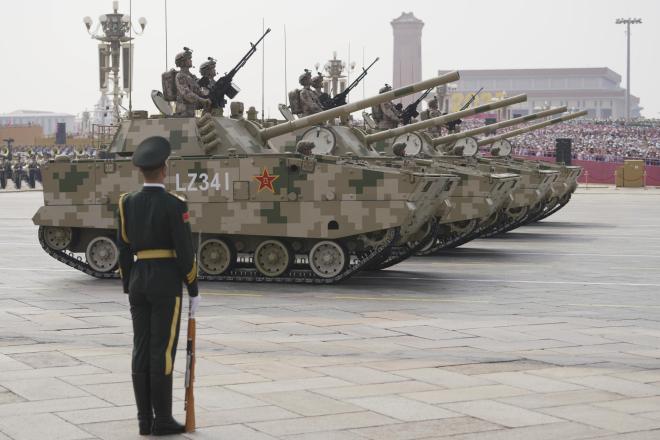 Υπερθέαμα η παρέλαση στην Κίνα: Μαχητικά stealth, πύραυλοι και όπλα λέιζερ