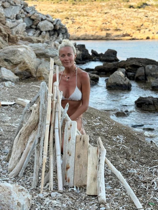 Ζέτα Μακρυπούλια: Ποζάρει με το μπικίνι της στους Αρκιούς