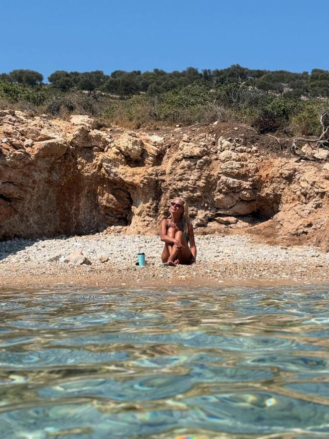 Ζέτα Μακρυπούλια: Ποζάρει με το μπικίνι της στους Αρκιούς