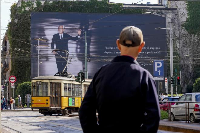 Κηδεία Τζόρτζιο Αρμάνι: Χιλιάδες κόσμου στην ταφική κάμαρα
