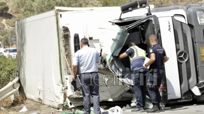 Το φορτηγό που οδηγούσε ο 17χρονος Γιώργος εξετράπη της πορείας του και ανετράπει με αποτέλεσμα να εγκλωβιστεί στην καμπίνα - neakriti.gr