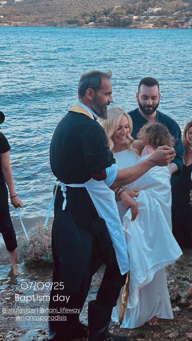 Ιωάννα Μαλέσκου: Κρατά αγκαλιά την κόρη στη βάπτιση της μικρής στη θάλασσα/ instagram