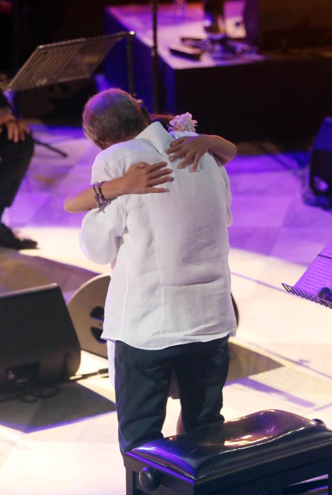 H 9χρονη Μαρία Ιζόλδη στην αγκαλιά του πατέρα της, Σταύρου Ξαρχάκου/ NDP ΕΛΛΗ ΠΟΥΠΟΥΛΙΔΟΥ