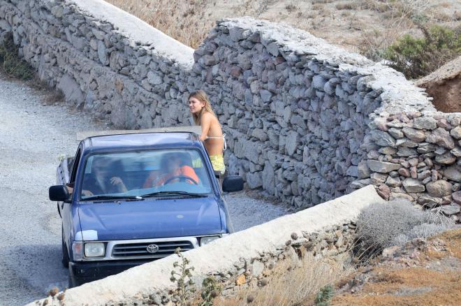 Κλέλια Ανδριολάτου: Tι κάνει στην καρότσα ενός αγροτικού με καρπούζια;
