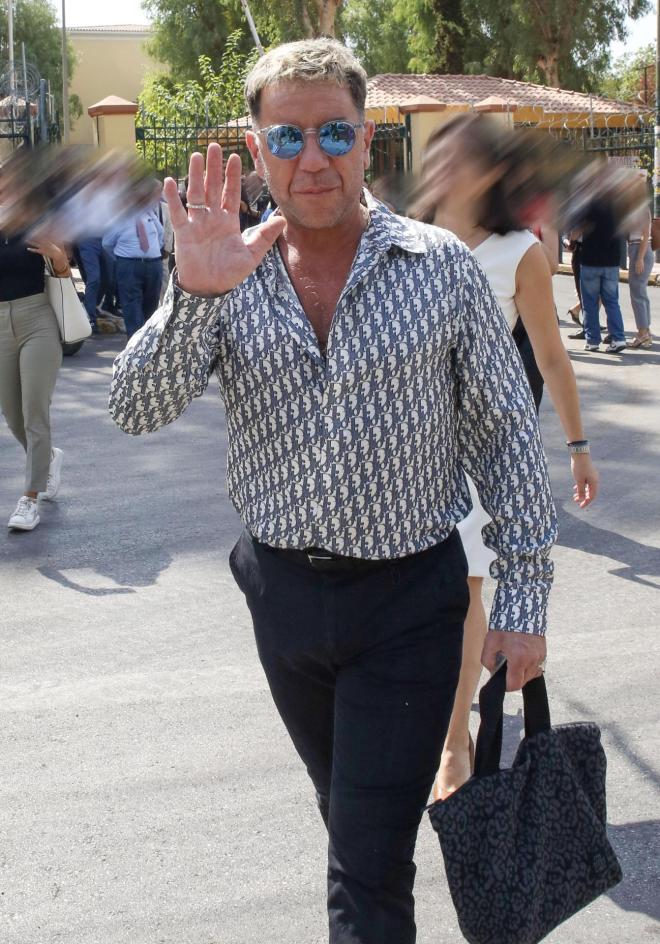 Ο Γιώργος Μαζωνάκης έξω από την Ευελπίδων το πρωί της Παρασκευής