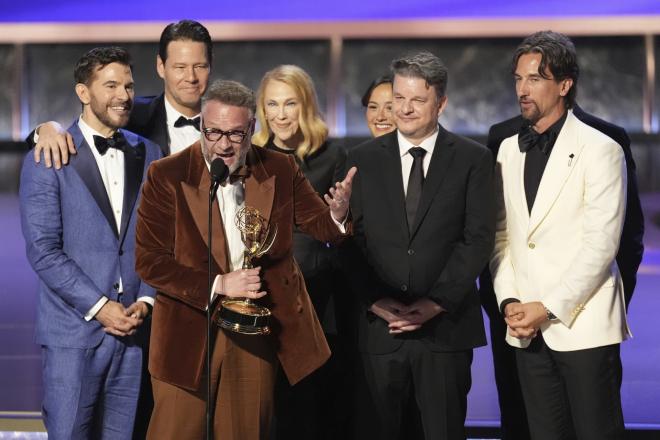 Ο Seth Rogen κρατά το βραβείο σκηνοθεσίας για την κωμική σειρά "The Studio" / AP Chris Pizzello