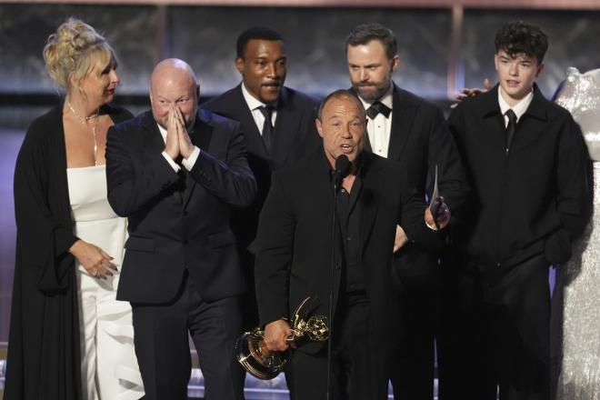 Ο Stephen Graham με το cast της σειράς Adolescence​​​​​​​ κρατά το βραβείο για τον Α΄ ανδρικό ρόλο σε μίνι σειρά ή ανθολογία/AP Chris Pizzello