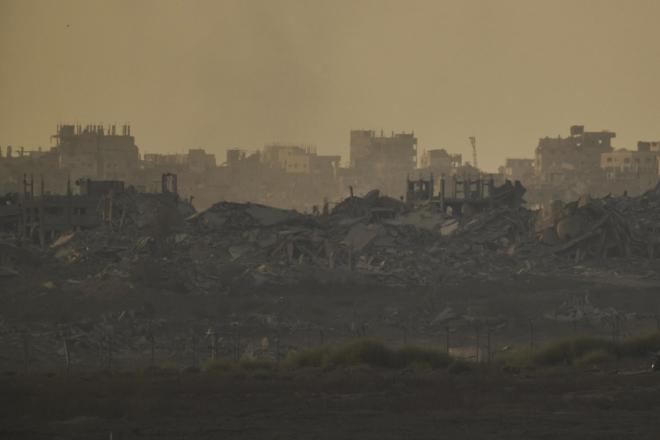 Πριν ξεκινήσει η χερσαία εισβολή είχε προηγηθεί άγριο σφυροκόπημα από αέρος - AP Images