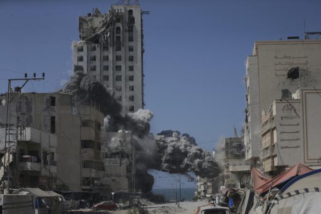 Κάτοικοι ανέφεραν πως ολόκληρα κτίρια ισοπεδώθηκαν και άνθρωποι έχουν εγκλωβιστεί στα συντρίμμια - AP Images