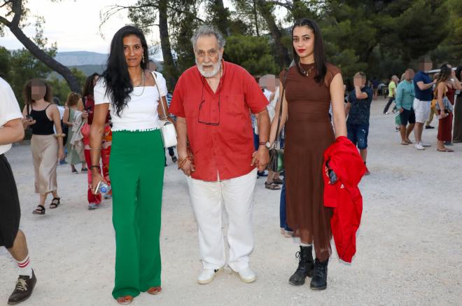 Ο Κώστας Αρζόγλου με τις κόρες τους, Ορόρα Μάριον και Μαρία, τον Ιούλιο του 2025/ NDP  ΕΛΛΗ ΠΟΥΠΟΥΛΙΔΟΥ