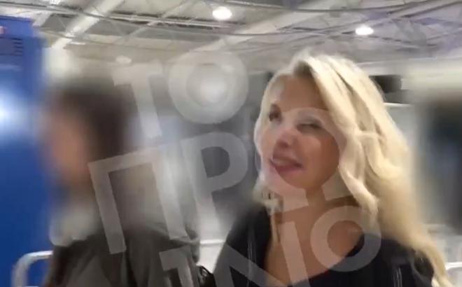 Ελένη Μενεγάκη: Στο αεροδρόμιο με την κόρη της, Λάουρα!