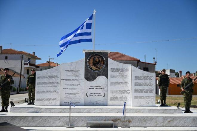Το μνημείο στην Καβύλη Έβρου για τους πεσόντες της 3ης Ορεινής Ταξιαρχίας στο Ρίμινι της Ιταλίας  
