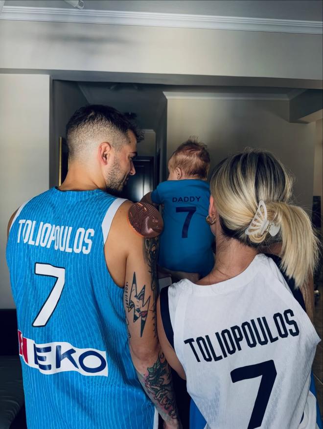 Τολιόπουλος: Φωτογραφίζει τον δύο μηνών γιο του με το χάλκινο μετάλλιο