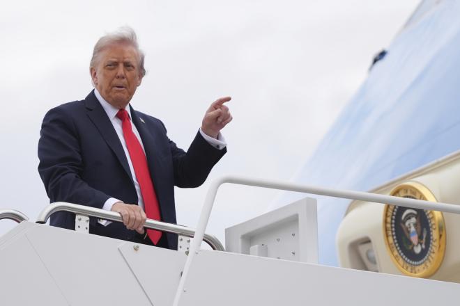 O Ντόναλντ Τραμπ στο Air Force One - AP Images