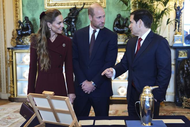 Η εμφάνιση της Κέιτ με τον φιόγκο στα μαλλιά μετά την επίσημη τελετή υποδοχής των Τραμπ (AP Photo/Evan Vucci)