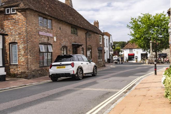 Το πεντάθυρο MINI Cooper S σε έκδοση John Cooper Works