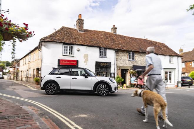 Το πεντάθυρο MINI Cooper S σε έκδοση John Cooper Works