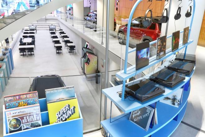 Το ‘Le défilé renault the carwalk’ ανακαλύπτει ξανά τα Ηλύσια Πεδία