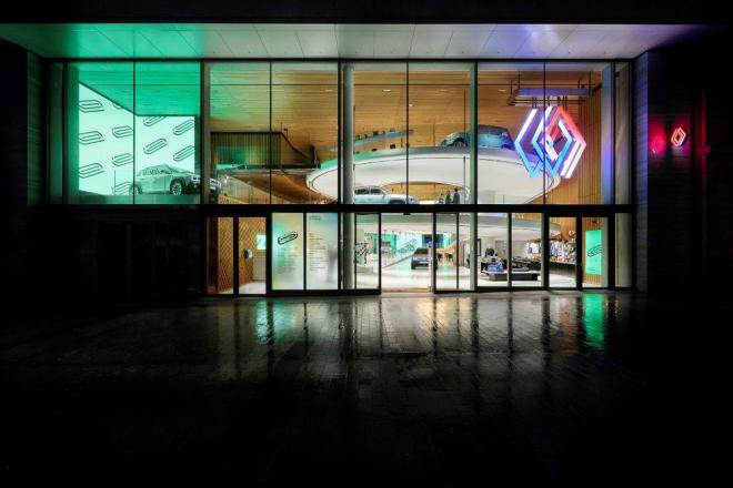 Το ‘Le défilé renault the carwalk’ ανακαλύπτει ξανά τα Ηλύσια Πεδία