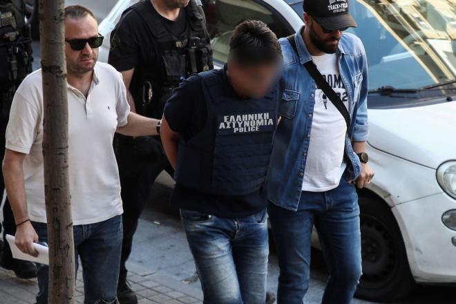 O 50χρονος που κατηγορείται για τον φόνο της αδελφής του ενώ οδηγείται στον Εισαγγελέα