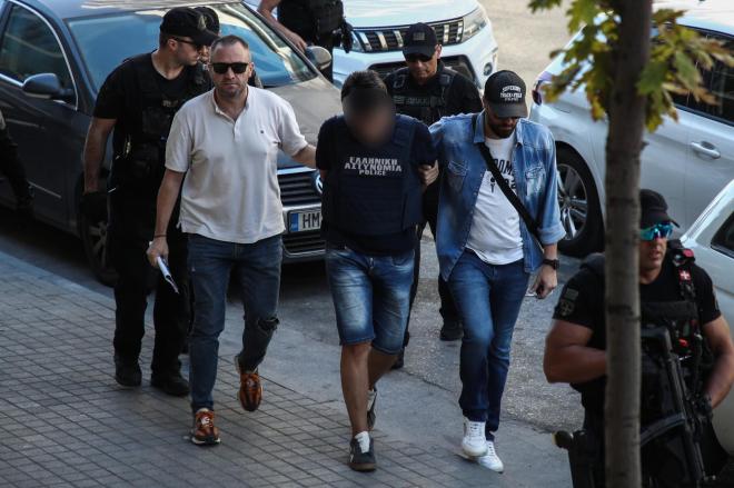 O 50χρονος που κατηγορείται για τον φόνο της αδελφής του ενώ οδηγείται στον Εισαγγελέα