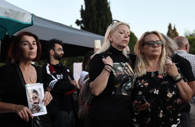 Η μητέρα του Ντένις Ρούτσι (πρώτη από δεξιά) στη χθεσινή διαδήλωση στο Σύνταγμα