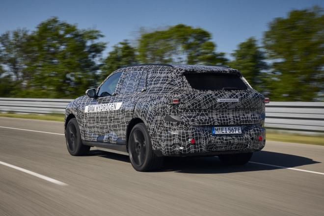Η νέα BMW iX5 Hydrogen με καμουφλάζ