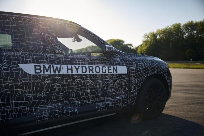 Η νέα BMW iX5 Hydrogen με καμουφλάζ
