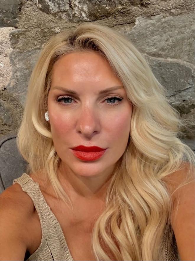 Ελένη Μενεγάκη με ανανεωμένο hair style