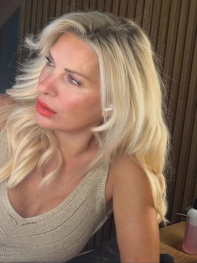 Ελένη Μενεγάκη: Ποζάρει με ανανεωμένο hair style!