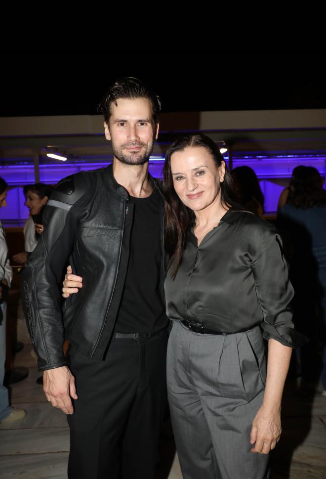 Καρυοφυλλιά Καραμπέτη: Με ανδρόγυνο look στο Ηρώδειο