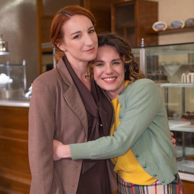 Η Ευγενία Ξυγκόρου κυνηγάει το όνειρο του θεάτρου, έχοντας στο πλευρό της τη Στεφανία Γουλιώτη.
