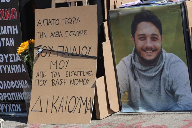 Ο Πάνος Ρούτσι ζητά εκταφή του παιδιού του που σκοτώθηκε στα Τέμπη