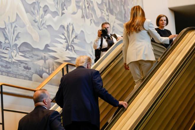 Ντόναλντ Τραμπ και Μελάνια ανέβηκαν με τα πόδια τις κυλιόμενες σκάλες στον ΟΗΕ επειδή σταμάτησαν
