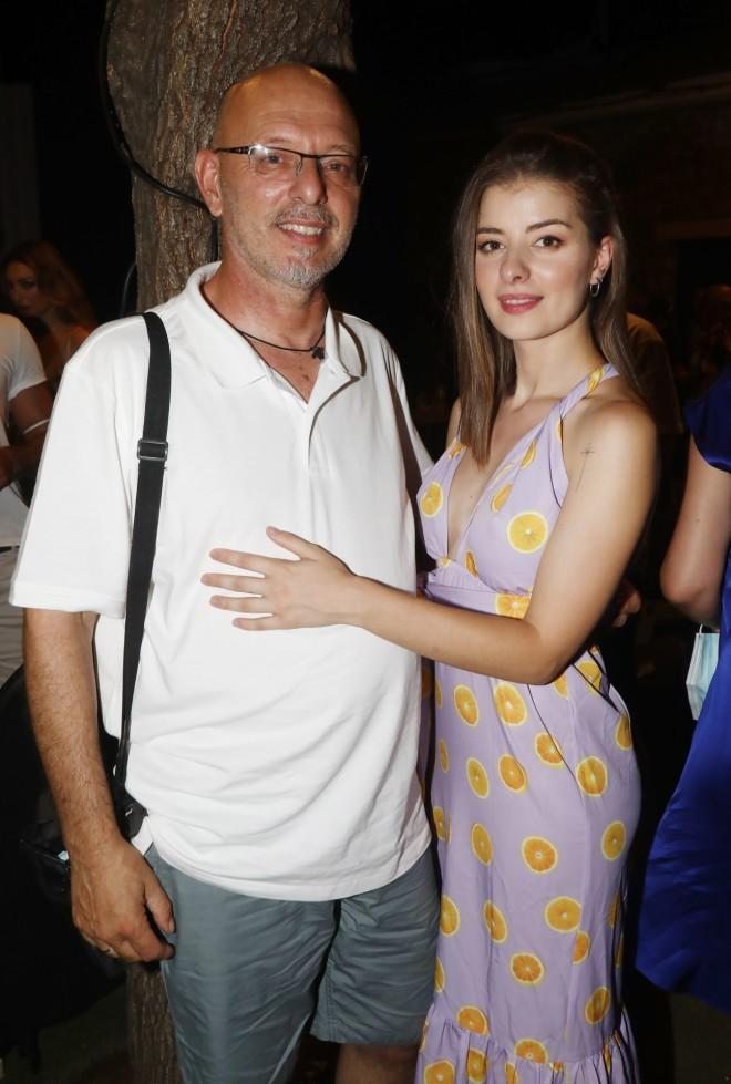 Η Εύη Δαέλη με τον πατέρα της, στο θέατρο Χυτήριο, το 2021/ NDP