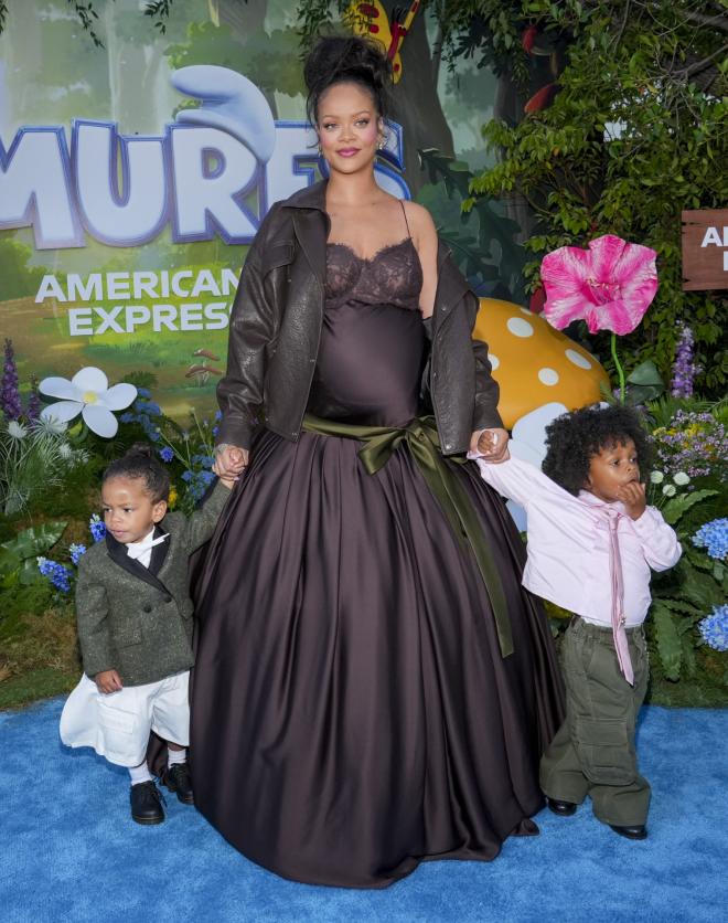 Η Rihanna με τα δύο μεγαλύτερα παιδάκια της στην πρεμιέρα της ταινίας Smurfs στο Λος Άντζελες, το περασμένο καλοκαίρι