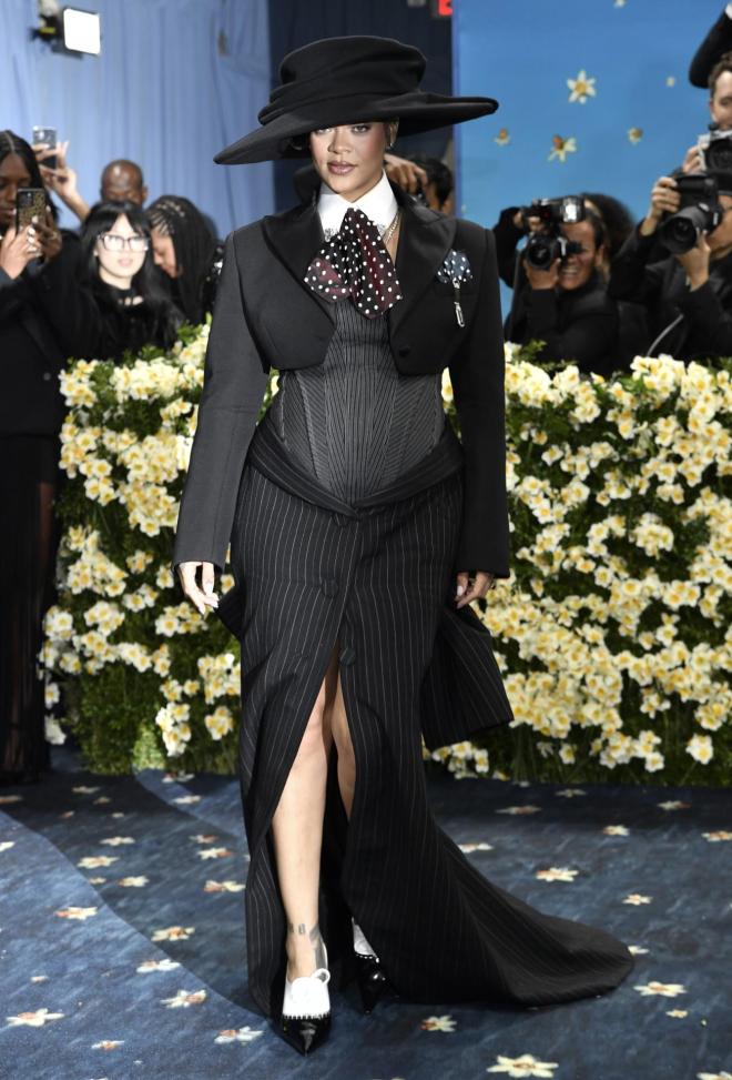Η Rihanna έκανε την... αποκάλυψη της τρίτης εγκυμοσύνης στο MET Gala του 2025