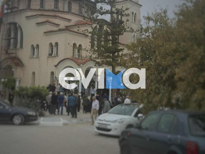 Τραγικές φιγούρες στην κηδεία του 20χρονου οι γονείς του - evima.gr