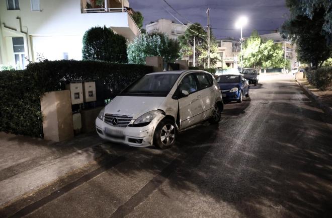 O Βασίλης Μπισμπίκης έπεσε με το αυτοκίνητό του πάνω σε δέκα σταθμευμένα αυτοκίνητα - Intimenews