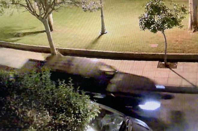 Το αυτοκίνητο του Β. Μπισμπίκη αφού έχει χτυπήσει τα σταθμευμένα οχήματα