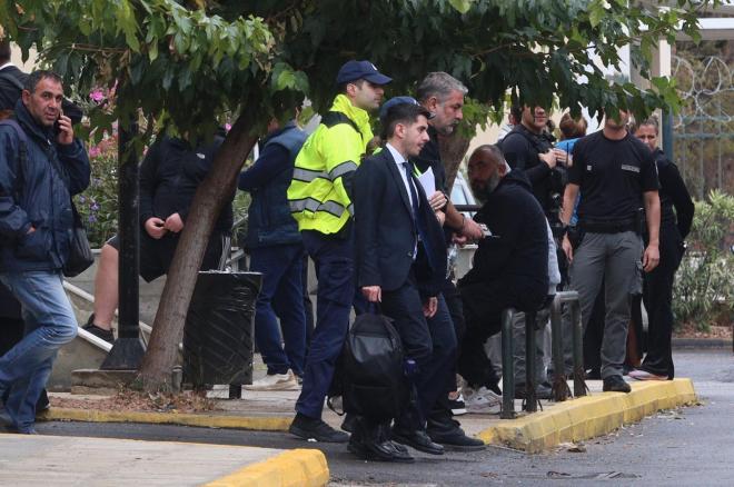Βασίλης Μπισμπίκης με χειροπέδες 4