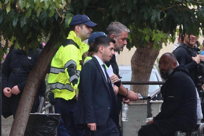 Βασίλης Μπισμπίκης με χειροπέδες 2