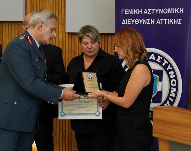 Η μητέρα και  η αδελφή του Γιώργου Λυγγερίδη στη συγκινητική τελετή στη ΓΑΔΑ 