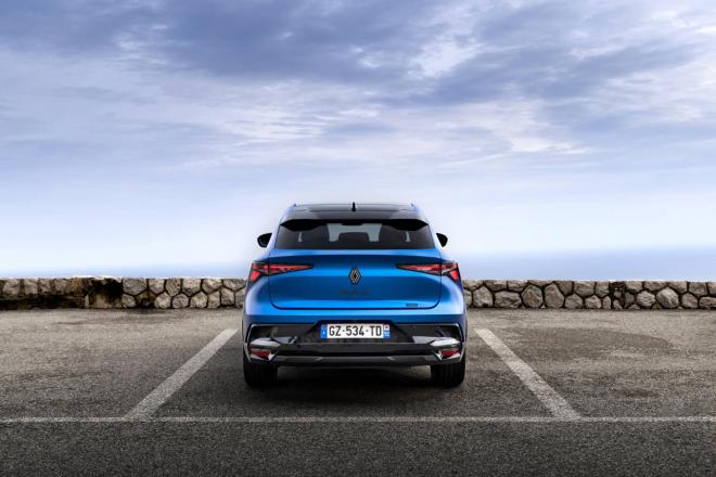 Το Renault Rafale Hyper Hybrid E-Tech 4x4 300 hp...«πετάει»