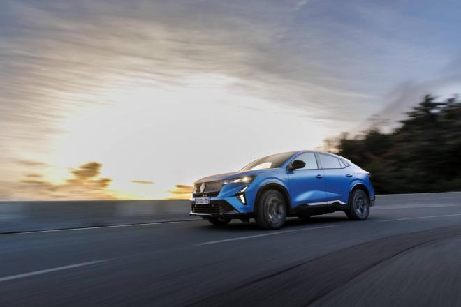 Το Renault Rafale Hyper Hybrid E-Tech 4x4 300 hp...«πετάει»