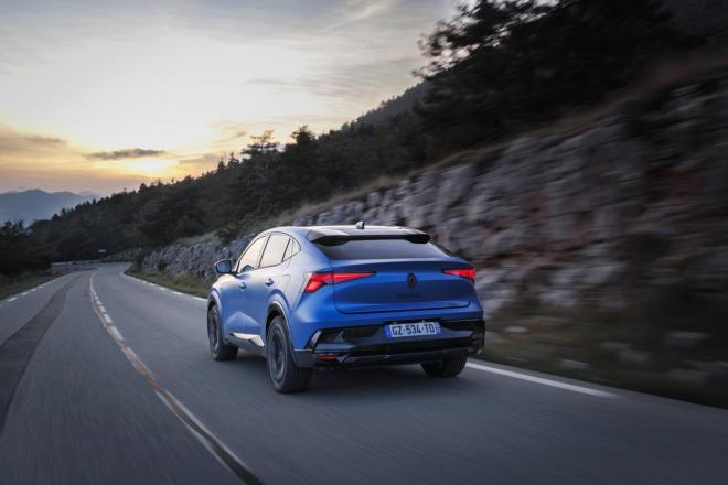 Το Renault Rafale Hyper Hybrid E-Tech 4x4 300 hp...«πετάει»