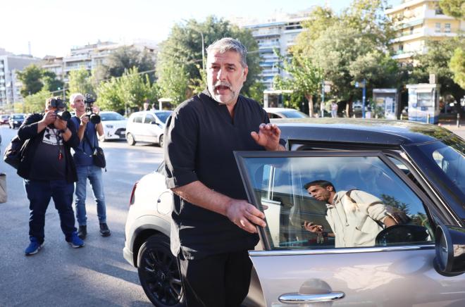 Ο Βασίλης Μπισμπίκης δεν ήταν στο σπίτι του όταν τον αναζήσε η αστυνομία και εμφανίστηκε μια γυναίκα, η οποία είπε ότι ήταν κόρη του - Intimenews