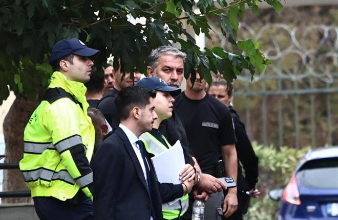 Ο Βασίλης Μπισμπίκης προκάλεσε ζημιές σε πολλά σταθμευμένα αυτοκίνητα και σε μια τσιμεντένια μάντρα - Intimenews