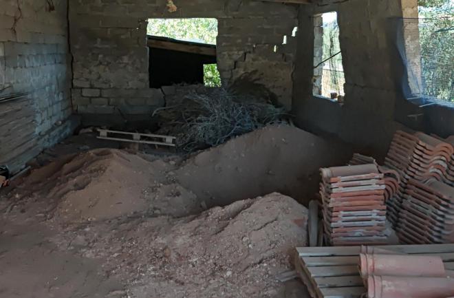 O λάκκος μέσα στον οποίο βρέθηκε θαμμένη η μητέρα της 62χρονης - Intimenews